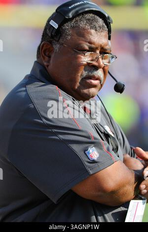 16 septembre 2012 : Romeo Crennel, entraîneur-chef des Kansas City Chiefs, affronte les Bills de Buffalo lors du quatrième quart-temps au Ralph Wilson Stadium à Orchard Park, New York. (Crédit image : © Rich Barnes/Cal Sport Media/ZUMAPRESS.com) Banque D'Images
