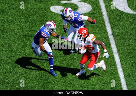 16 septembre 2012 : Kansas City Chiefs Running back Jamaal Charles #25 court avec le ballon alors qu'il est poursuivi par Buffalo Bills George Wilson #37 et le linebacker extérieur Nick Barnett #50 pendant le premier quart-temps au Ralph Wilson Stadium à Orchard Park, New York. (Crédit image : © Rich Barnes/Cal Sport Media/ZUMAPRESS.com) Banque D'Images