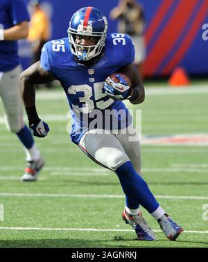 16 septembre 2012 : Andre Brown (35) court sur de longues distances lors de l'action de la NFL entre les Giants de New York et les Buccaneers de Tampa Bay au MetLife Stadium à East Rutherford, New Jersey. Les Giants ont battu les Buccaneers 41-34.(image crédit : © Duncan Williams/Cal Sport Media/ZUMAPRESS.com) Banque D'Images