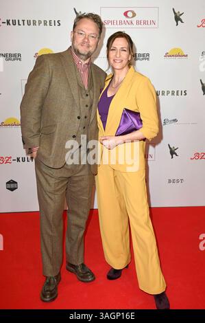 Ulrike Frank mit Ehemann Marc Schubring BEI der Verleihung des 31. B.Z. Kulturpreises 2025 im Theater am Potsdamer Platz. Berlin, 08.04.2025 *** Ulrike Frank avec son mari Marc Schubring lors de la cérémonie de remise des prix B Z Kulturpreis 2025 31 au Theater am Potsdamer Platz Berlin, 08 04 2025 Foto :XF.xKernx/xFuturexImagex kulturpreis 5485 Banque D'Images