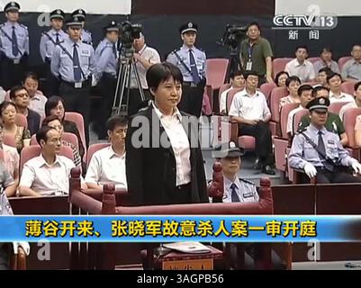 09 août 2012 - Hefei, Anhui, Chine - cette capture d'image tirée de la vidéo CCTV montre GU Kailai, l'épouse du politicien chinois Bo Xilai, face à la cour lors de son procès pour meurtre à Hefei. Le témoignage dans l'affaire de meurtre la plus suivie en Chine depuis des décennies s'est terminé en quelques heures alors que la femme du politicien déshonoré Bo Xilai était accusée d'avoir attiré un homme d'affaires britannique dans un hôtel, de l'avoir ivre et de lui avoir versé du poison dans la bouche. Aucun verdict ou peine n'a été immédiatement annoncé pour Gu Kailai, qui a été jugé avec un aide-ménager dans la mort de Neil Heywood, associé de la famille proche. Les défendeurs di Banque D'Images