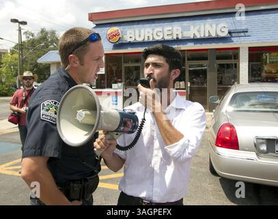 29 août 2012 - Austin, TX, USA - un policier d'Austin ordonne à Greg Casar, du Workers Defense Project, de quitter la propriété d'un Burger King à Austin, Texas, le jeudi 29 août 2013. Casar dirigeait un groupe d'environ 200 personnes qui soutenaient la grève des fast-Foods lors d'une marche le long de la rue Guadalupe. (Crédit image : © Jay Janner/MCT/ZUMAPRESS.com) Banque D'Images