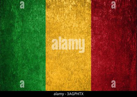Drapeau de l'État du Mali. Drapeau Mali sale sur une surface métallique. Texture métallique Banque D'Images