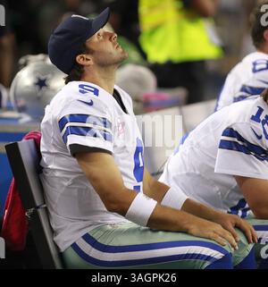 Oct. 1, 2012 - Arlington, TX, USA - le quarterback des Dallas Cowboys Tony Romo (9) regarde le tableau de bord. Les Bears de Chicago ont battu les Cowboys de Dallas, 34-18, au Cowboys Stadium d'Arlington, Texas, le lundi 1er octobre 2012. (Crédit image : © Ron Jenkins/MCT/ZUMAPRESS.com) Banque D'Images