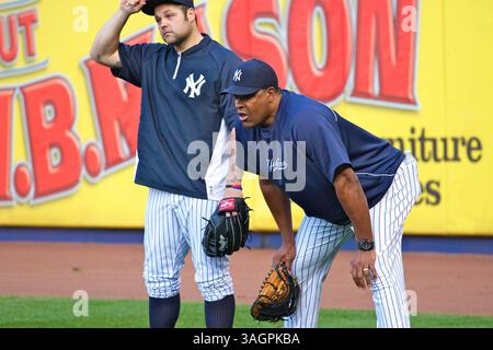 1er octobre 2012 - Bronx, New York, U. S - lors de l'entraînement de frappe avant le début du match crucial entre les Yankees de New York et les Red Sox de Boston le 1er octobre 2012 au Yankee Stadium, le lanceur de secours JOBA CHAMBERLAIN (à gauche) et l'entraîneur des Bullpen MIKE Harkey se rencontrent sur le terrain extérieur. (Crédit image : © Staton Rabin/ZUMAPRESS.com) Banque D'Images