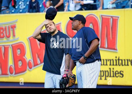1er octobre 2012 - Bronx, New York, U. S - lors de l'entraînement de frappe avant le début du match crucial entre les Yankees de New York et les Red Sox de Boston le 1er octobre 2012 au Yankee Stadium, le lanceur de secours JOBA CHAMBERLAIN (à gauche) et l'entraîneur de bullpen MIKE Harkey parlent en extérieur. (Crédit image : © Staton Rabin/ZUMAPRESS.com) Banque D'Images