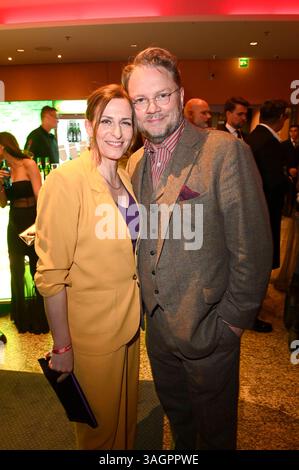 Ulrike Frank mit Ehemann Marc Schubring BEI der Verleihung des 31. B.Z. Kulturpreises 2025 im Theater am Potsdamer Platz. Berlin, 08.04.2025 *** Ulrike Frank avec son mari Marc Schubring lors de la cérémonie de remise des prix B Z Kulturpreis 2025 31 au Theater am Potsdamer Platz Berlin, 08 04 2025 Foto :XF.xKernx/xFuturexImagex kulturpreis 5718 Banque D'Images