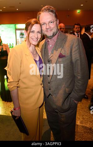 Ulrike Frank mit Ehemann Marc Schubring BEI der Verleihung des 31. B.Z. Kulturpreises 2025 im Theater am Potsdamer Platz. Berlin, 08.04.2025 *** Ulrike Frank avec son mari Marc Schubring lors de la cérémonie de remise des prix B Z Kulturpreis 2025 31 au Theater am Potsdamer Platz Berlin, 08 04 2025 Foto :XF.xKernx/xFuturexImagex kulturpreis 5720 Banque D'Images