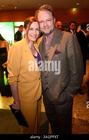 Ulrike Frank mit Ehemann Marc Schubring BEI der Verleihung des 31. B.Z. Kulturpreises 2025 im Theater am Potsdamer Platz. Berlin, 08.04.2025 *** Ulrike Frank avec son mari Marc Schubring lors de la cérémonie de remise des prix B Z Kulturpreis 2025 31 au Theater am Potsdamer Platz Berlin, 08 04 2025 Foto :XF.xKernx/xFuturexImagex kulturpreis 5719 Banque D'Images