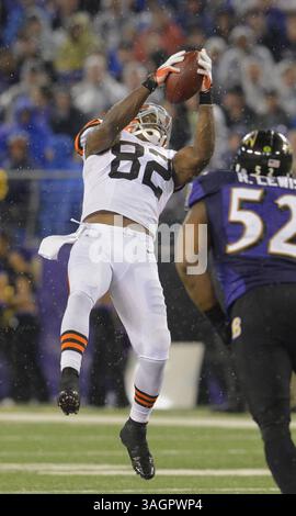 27 septembre 2012 - Baltimore, MD, États-Unis - Cleveland Browns Tight End Benjamin Watson fait une capture de plongée alors qu'il tombe en arrière et loin des Baltimore Ravens à l'intérieur du linebacker Ray Lewis pendant la seconde moitié de leur match à Baltimore, Maryland, le jeudi 27 septembre 2012. Les Ravens remportent une victoire de 23-16 contre les Browns. (Crédit image : © Doug Kapustin/MCT/ZUMAPRESS.com) Banque D'Images