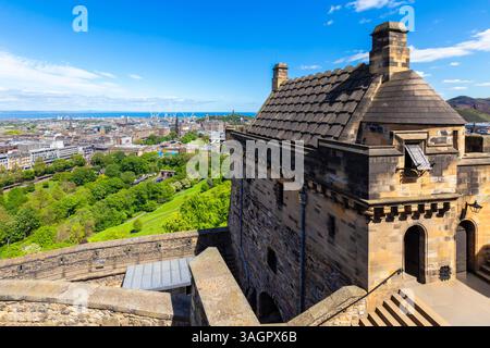 Vue sur le château d'Édimbourg au printemps. Édimbourg, Écosse, Royaume-Uni, Europe. Banque D'Images