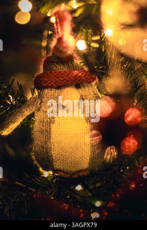 Décoration de Noël Pingouin d'hiver sur un arbre de Noël Banque D'Images