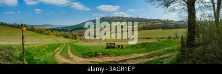 Vue panoramique d'un chemin de randonnée serpentant à travers des champs agricoles, petit village de Vézelay en haut de colline sur fond, par beau temps Banque D'Images