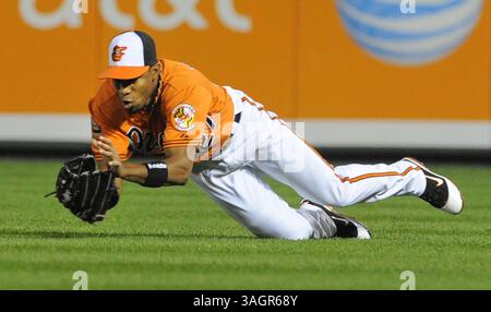 29 septembre 2012 - Baltimore, MD, États-Unis - Endy Chavez des Orioles de Baltimore fait une prise de plongée sur une balle frappée par Mauro Gomez des Boston Red Sox en haut de la 9e manche à Oriole Park à Camden Yards à Baltimore, Maryland, samedi 29 septembre 2012. (Crédit image : © Lloyd Fox/MCT/ZUMAPRESS.com) Banque D'Images