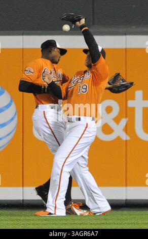 29 septembre 2012 - Baltimore, MD, États-Unis - Chris Davis, à droite, et Adam Jones des Orioles de Baltimore poursuivent une balle frappée par les Boston Red Sox Cody Ross en sixième manche à Oriole Park à Camden Yards à Baltimore, Maryland, samedi 29 septembre 2012. Davis est accusé d'une erreur après avoir laissé tomber cette balle. (Crédit image : © Lloyd Fox/MCT/ZUMAPRESS.com) Banque D'Images