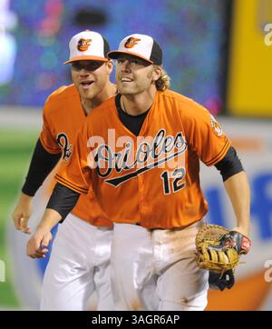 29 septembre 2012 - Baltimore, MD, États-Unis - Chris Davis, à gauche, et Mark Reynolds des Orioles de Baltimore sourient après que Reynolds ait attrapé un coup de foudre en tombant sur la bâche en cinquième manche sur une balle frappée par Mike Aviles des Boston Red Sox à Oriole Park à Camden Yards à Baltimore, Maryland, samedi 29 septembre 2012. (Crédit image : © Lloyd Fox/MCT/ZUMAPRESS.com) Banque D'Images
