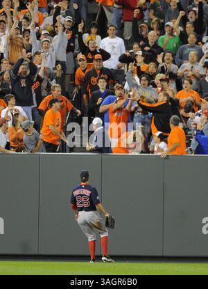 29 septembre 2012 - Baltimore, MD, États-Unis - le outfielder des Boston Red Sox Scott Podsednik regarde un homer de Baltimore Orioles Manny Machado entrer dans les gradins de la septième manche à Oriole Park à Camden Yards à Baltimore, Maryland, samedi 29 septembre 2012. (Crédit image : © Lloyd Fox/MCT/ZUMAPRESS.com) Banque D'Images