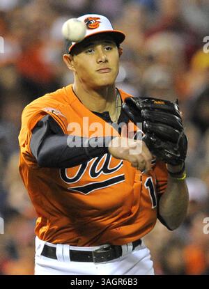 29 septembre 2012 - Baltimore, MD, USA - Baltimore Orioles Manny Machado jette les Boston Red Sox Daniel Nava à la première base de la huitième manche à Oriole Park à Camden Yards à Baltimore, Maryland, samedi 29 septembre 2012. (Crédit image : © Lloyd Fox/MCT/ZUMAPRESS.com) Banque D'Images