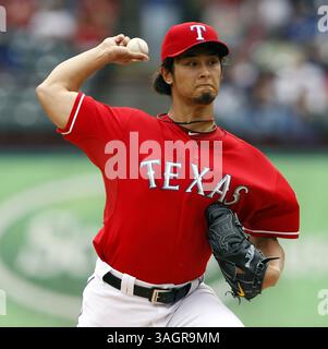 30 septembre 2012 - Arlington, TX, États-Unis - Yu Darvish (11 ans), joueur des Texas Rangers, lance contre les Angels de Los Angeles lors du match 1 d'une double tête au Rangers Ballpark à Arlington, Texas, le dimanche 30 septembre 2012. Les Anges ont gagné, 5-4. (Crédit image : © Richard W. Rodriguez/MCT/ZUMAPRESS.com) Banque D'Images