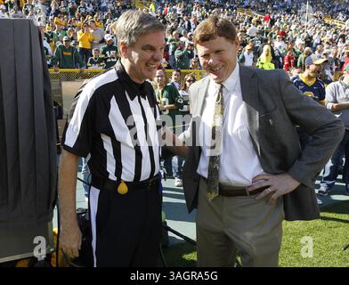 30 septembre 2012 - Green Bay, WI, États-Unis - L'arbitre Jeff Triplette est accueilli par le président de Packers Mark Murphy avant le match de Green Bay contre les Saints de la Nouvelle-Orléans dimanche 30 septembre 2012 au lambeau Field à Green Bay, Wisconsin. (Crédit image : © Mark Hoffman/MCT/ZUMAPRESS.com) Banque D'Images