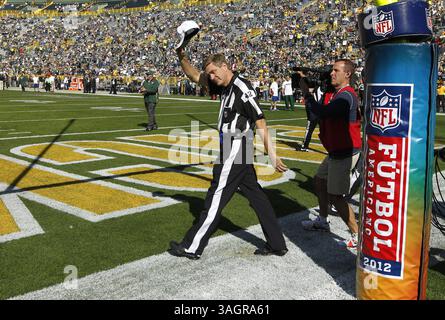 30 septembre 2012 - Green Bay, WI, États-Unis - L'arbitre Jeff Triplette informe les partisans lorsqu'ils prennent le terrain avant le match des Green Bay Packers contre les Saints de la Nouvelle-Orléans dimanche 30 septembre 2012 au lambeau Field à Green Bay, Wisconsin. (Crédit image : © Mark Hoffman/MCT/ZUMAPRESS.com) Banque D'Images