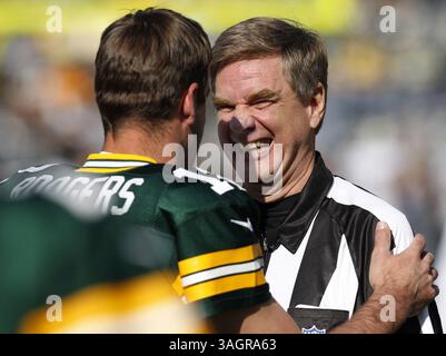 30 septembre 2012 - Green Bay, WI, États-Unis - L'arbitre Jeff Triplette est accueilli par Aaron Rodgers, quarterback des Packers de Green Bay avant leur match contre les Saints de la Nouvelle-Orléans le dimanche 30 septembre 2012 au lambeau Field à Green Bay, Wisconsin. (Crédit image : © Mark Hoffman/MCT/ZUMAPRESS.com) Banque D'Images