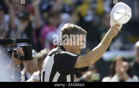 30 septembre 2012 - Green Bay, WI, États-Unis - L'arbitre Jeff Triplette informe les partisans lorsqu'ils prennent le terrain avant le match des Green Bay Packers contre les Saints de la Nouvelle-Orléans dimanche 30 septembre 2012 au lambeau Field à Green Bay, Wisconsin. (Crédit image : © John Klein/MCT/ZUMAPRESS.com) Banque D'Images