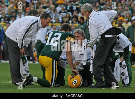 30 septembre 2012 - Green Bay, WI, États-Unis - Aaron Rodgers des Green Bay Packers est surveillé après avoir été piqué dans les yeux au troisième quart-temps le dimanche 30 septembre 2012 au lambeau Field à Green Bay, Wisconsin. Les Packers de Green Bay battent les Saints de la Nouvelle-Orléans, 28-27. (Crédit image : © John Klein/MCT/ZUMAPRESS.com) Banque D'Images