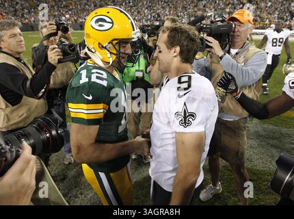 30 septembre 2012 - Green Bay, WI, États-Unis - Green Bay Packers Aaron Rodgers, à gauche, accueille Drew Brees au milieu de terrain après leur match le dimanche 30 septembre 2012 au lambeau Field à Green Bay, Wisconsin. Les Packers de Green Bay battent les Saints de la Nouvelle-Orléans, 28-27. (Crédit image : © Mark Hoffman/MCT/ZUMAPRESS.com) Banque D'Images