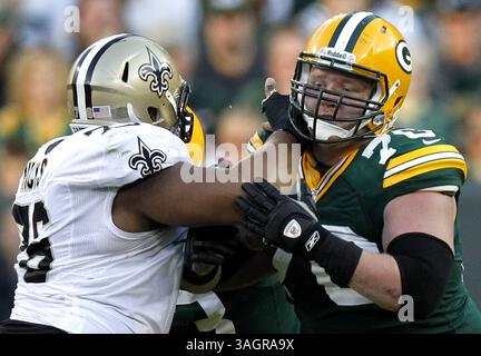 30 septembre 2012 - Green Bay, WI, États-Unis - le garde des Packers de Green Bay, T.J. Lang, bloque les saints de la Nouvelle-Orléans Akiem Hicks au cours du troisième trimestre, le dimanche 30 septembre 2012 au lambeau Field à Green Bay, Wisconsin. Packers a gagné, 28-27. (Crédit image : © Mark Hoffman/MCT/ZUMAPRESS.com) Banque D'Images