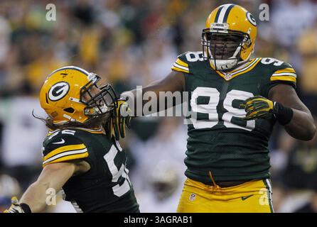30 septembre 2012 - Green Bay, WI, États-Unis - Green Bay Packers C.J. Wilson (98) célèbre son sac avec Clay Matthews au quatrième trimestre, le dimanche 30 septembre 2012 au lambeau Field à Green Bay, Wisconsin. Les Packers de Green Bay battent les Saints de la Nouvelle-Orléans, 28-27. (Crédit image : © Mark Hoffman/MCT/ZUMAPRESS.com) Banque D'Images