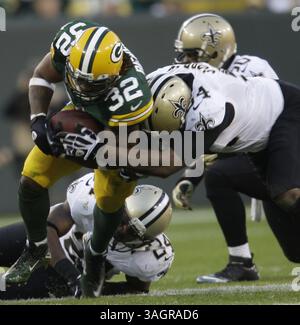 30 septembre 2012 - Green Bay, WI, États-Unis - Cedric Benson, des Packers de Green Bay, se fraie un chemin à travers la défense des Saints pour un court gain le dimanche 30 septembre 2012 au lambeau Field à Green Bay, Wisconsin. Les Packers de Green Bay battent les Saints de la Nouvelle-Orléans, 28-27. (Crédit image : © John Klein/MCT/ZUMAPRESS.com) Banque D'Images