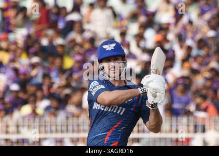 Kolkata, Inde. 08 avril 2025. Mitchell Marsh de Lucknow Super Giants regarde le ballon après avoir joué un tir au match de cricket de l'Indian premier League (IPL) 2025 entre Kolkata Knight Riders et Lucknow Super Giants, à Eden Gardens, à Kolkata, au Bengale occidental, mardi, 8 avril 2025. Photo de Debajyoti Chakraborty. (Photo : Debajyoti Chakraborty/News images) crédit : News images LTD/Alamy Live News Banque D'Images