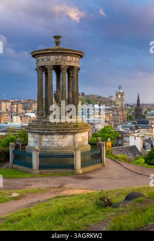 Vue sur le coucher du soleil au printemps du centre-ville d'Édimbourg depuis Calton Hill. Édimbourg, Écosse, Royaume-Uni, Europe. Banque D'Images