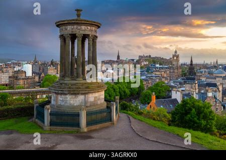 Vue sur le coucher du soleil au printemps du centre-ville d'Édimbourg depuis Calton Hill. Édimbourg, Écosse, Royaume-Uni, Europe. Banque D'Images