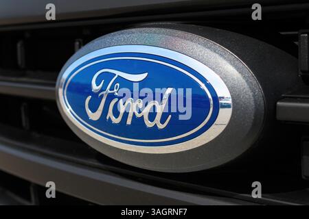 Logo d'un véhicule Ford sur la partie avant de la voiture. Banque D'Images
