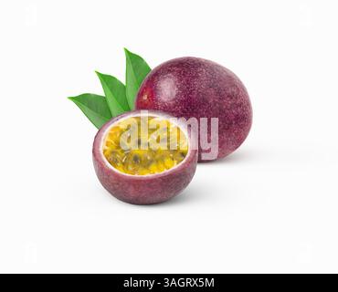 Fruits de la passion frais isolés. Un maracuya et demi isolé. Granadilla et demi avec des feuilles. Banque D'Images