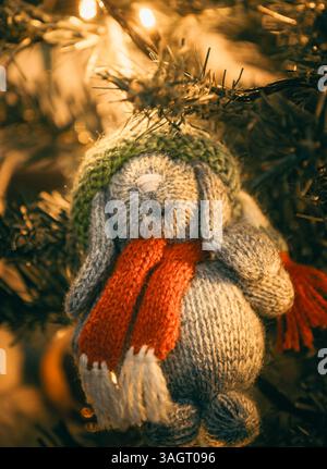 Décoration de Noël lapin d'hiver sur un arbre de Noël Banque D'Images