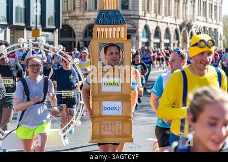 Les gens courent dans la rue pendant le semi-marathon London Landmarks 2025 dans la ville de Londres, au Royaume-Uni Banque D'Images