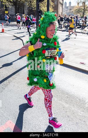 Les gens courent dans la rue pendant le semi-marathon London Landmarks 2025 dans la ville de Londres, au Royaume-Uni Banque D'Images