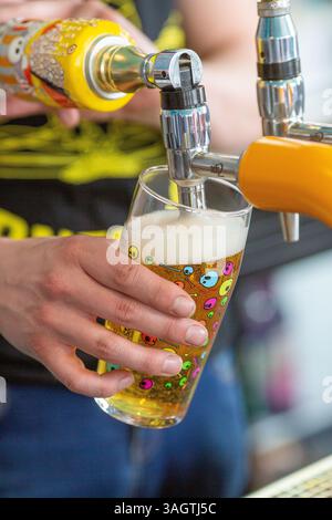 Tirer une pinte de bière dans le verre au pub Corner PIN à Tottenham, au Royaume-Uni Banque D'Images