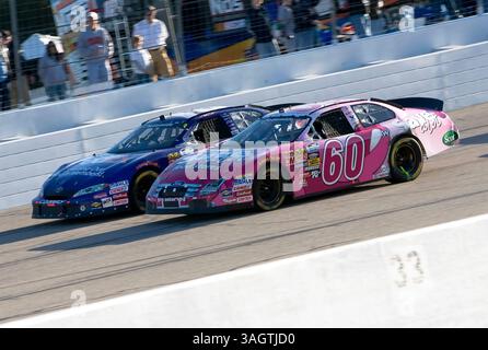 24 octobre 2009 : Carl Edwards et Kyle Busch courent côte à côte lors du Kroger on Track for the Cure 250 au Memphis Motorsports Park. (Crédit image : © ASP/Cal Sport Media/ZUMA Press) Banque D'Images