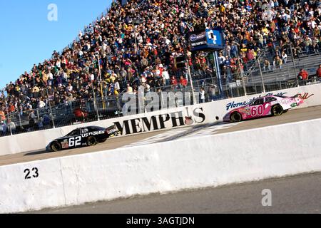 24 octobre 2009 : Brendan Gaughan dépasse Carl Edwards pour la tête lors du Kroger on Track for the Cure 250 au Memphis Motorsports Park. (Crédit image : © ASP/Cal Sport Media/ZUMA Press) Banque D'Images