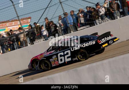 24 octobre 2009 : Brendan Gaughan court Carl Edwards pour la tête lors du Kroger on Track for the Cure 250 au Memphis Motorsports Park. (Crédit image : © ASP/Cal Sport Media/ZUMA Press) Banque D'Images