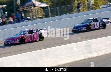 24 octobre 2009 : Kyle Busch, pilote de la Toyota No. 18 Fedex, tente d'attraper Carl Edwards pour la victoire lors du Kroger on Track for the Cure 250 au Memphis Motorsports Park. (Crédit image : © ASP/Cal Sport Media/ZUMA Press) Banque D'Images