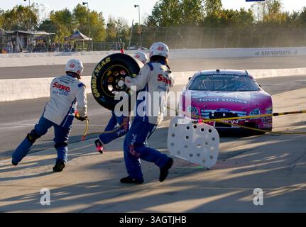 24 octobre 2009 : Carl Edwards, pilote de la Ford No. 60 Save A Lot, fait escale lors du Kroger on Track for the Cure 250 au Memphis Motorsports Park. (Crédit image : © ASP/Cal Sport Media/ZUMA Press) Banque D'Images