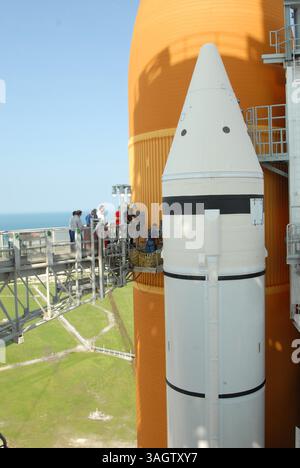 14 juin 2009 - Orlando, Floride, États-Unis - les travailleurs sur la plate-forme de lancement 39A du Kennedy Space Center se préparent à retirer le raccord rapide de 7 pouces et le joint de vol de la plaque de support ombilicale au sol, ou GUCP, sur le réservoir de carburant externe de la navette spatiale Endeavour. Les équipes retirent le matériel pour remplacer les joints dans les points de connexion internes. Le GUCP est l'évent par-dessus bord vers le coussin et la torche où l'hydrogène évacué est brûlé. Le 12 juin, une fuite d'hydrogène a provoqué l'épuration de la mission STS-127. Endeavour doit lancer sa mission STS-127 le 17 juin 2009, à 5 h 40 HAE Banque D'Images
