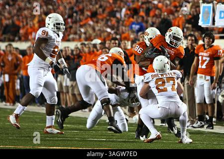 31 octobre 2009 : Texas Safety Nolan Brewster #27 attaque le Cowboy Running back Keith Totson #5. Les Texas Longhorns ont battu les Oklahoma State Cowboys 41-14 à Stillwater, Oklahoma. Richey Miller/CSM (crédit image : © Richey Miller/Cal Sport Media/ZUMA Press) Banque D'Images