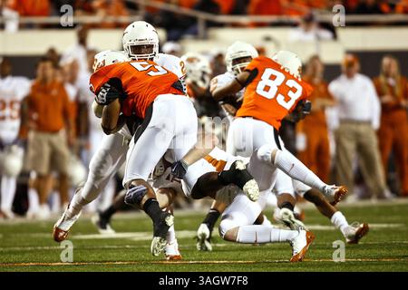 31 octobre 2009 : OSU Running Back Keith Toston #5 est abattu par Sergio Kindle #2 et Nolan Brewster #27 des Longhorns. . Les Texas Longhorns ont battu les Oklahoma State Cowboys 41-14 à Stillwater, Oklahoma. Richey Miller/CSM (crédit image : © Richey Miller/Cal Sport Media/ZUMA Press) Banque D'Images