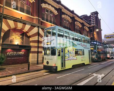 Tramways près du bâtiment du marché occidental à Sheung Wan, Hong Kong. Banque D'Images